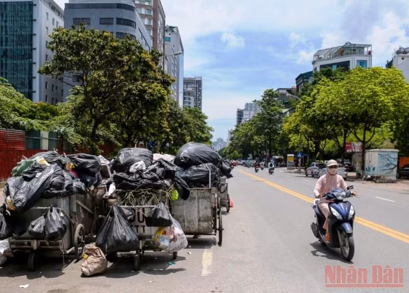 Rác thải lại ùn ứ tại nhiều tuyến phố Hà Nội -3