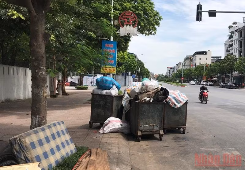 Rác thải lại ùn ứ tại nhiều tuyến phố Hà Nội -0