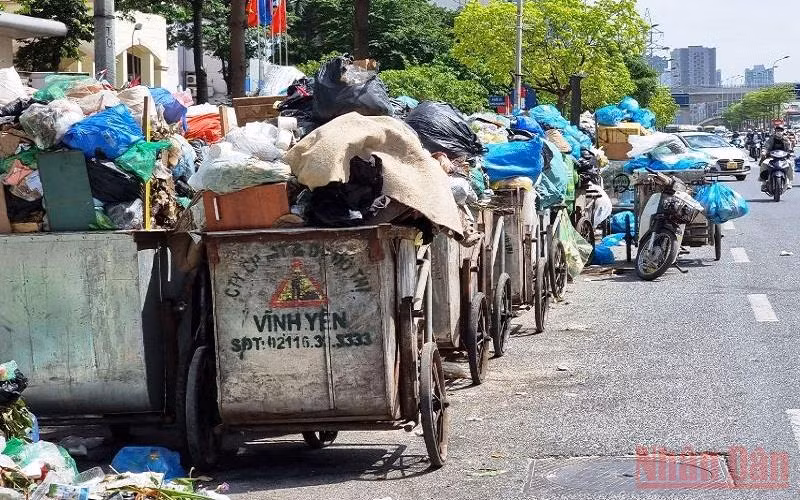 Rác thải ùn ứ tại nhiều tuyến phố trung tâm Thủ đô. 