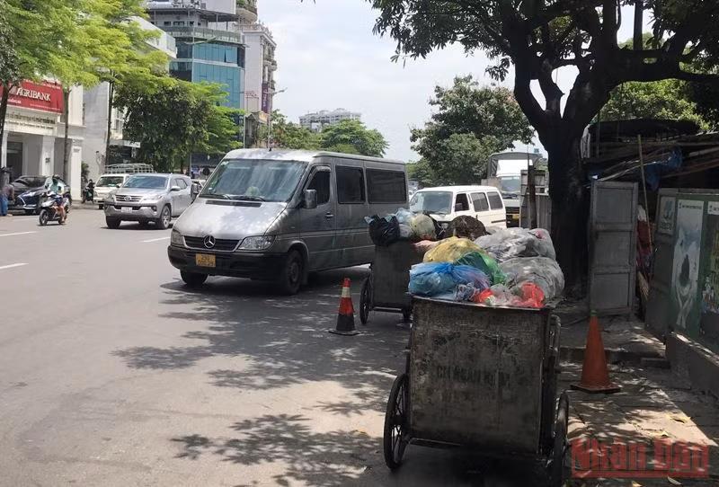 Rác thải lại ùn ứ tại nhiều tuyến phố Hà Nội -1