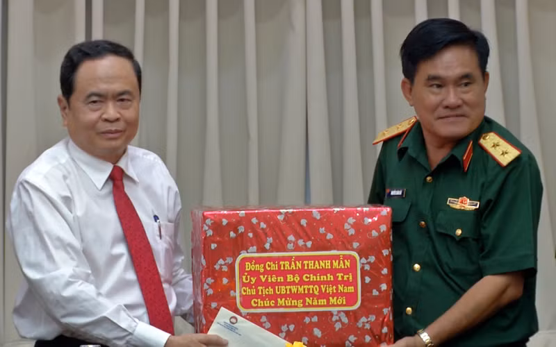 Đồng chí Trần Thanh Mẫn tặng quà cho LLVT Quân khu 9