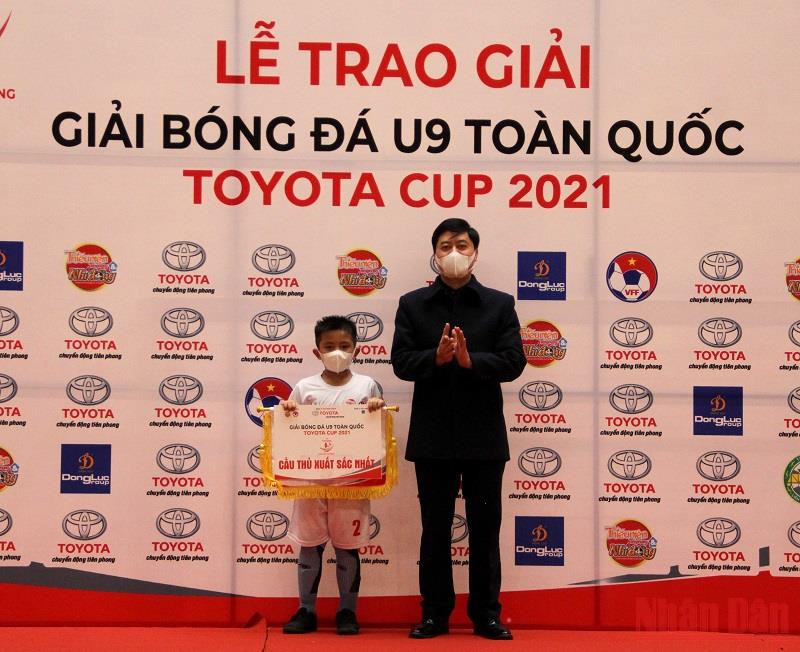 Cầu thủ xuất sắc nhất Giải U9 toàn quốc Bùi Duy Nhất Hoàng (Bình Dương). Đội U9 Sông Lam Nghệ An vô địch Giải Bóng đá U9 toàn quốc Toyota Cup 2021 -0