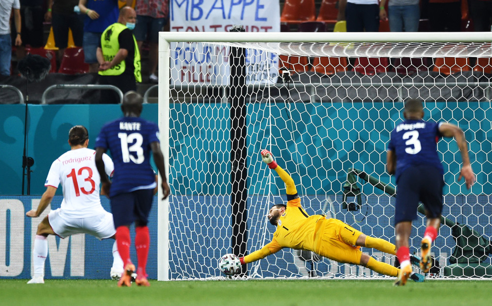Sang hiệp hai, Thụy Sĩ còn có cơ hội rất lớn để gia tăng cách biệt khi được hưởng penalty. Song Ricardo Rodriguez lại không thể thắng được thủ thành Lloris trên chấm 11m ở phút 55. (Ảnh: UEFA) Cận cảnh Pháp gục ngã trên chấm luân lưu, nhường vé vào tứ kết Euro cho Thụy Sĩ -0