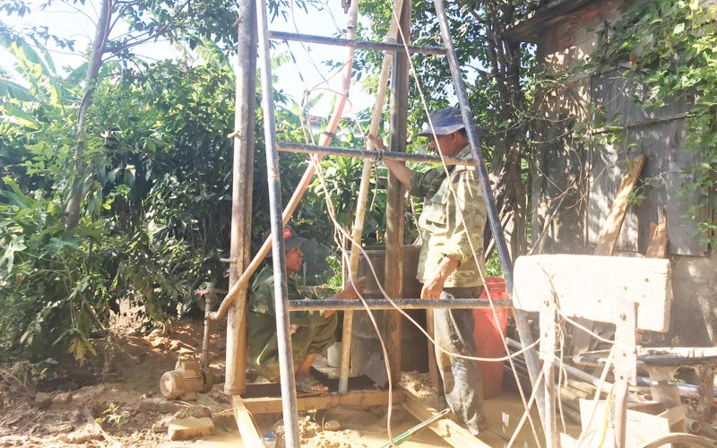 Người dân xã Vĩnh Sơn, huyện Vĩnh Linh phải khoan giếng lấy nước sinh hoạt vì các giếng tự đào đã khô, không còn nước. QT_Han_1-1600248340129.jpg