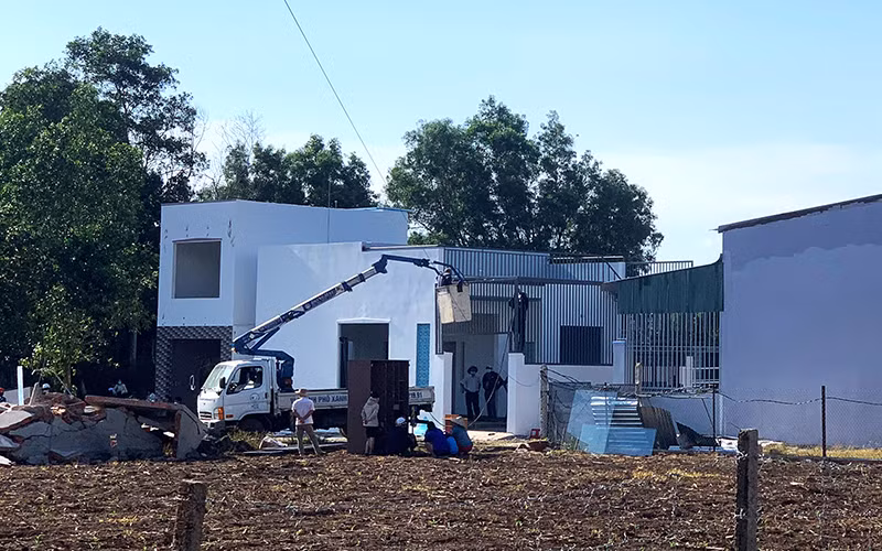 Đoàn công tác của phường Thành Nhất và TP Buôn Ma Thuột tiến hành cưỡng chế giải tỏa các căn nhà xây dựng trái phép tại hẻm 293/24/1 Nguyễn Thị Định.