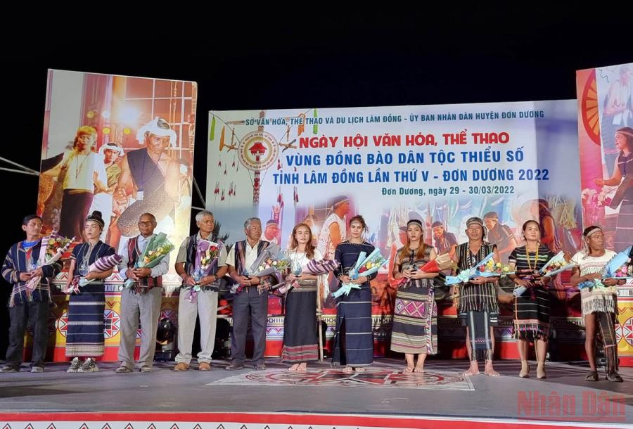 Ban tổ chức tặng hoa cho đại diện các đoàn tham gia ngày hội. 