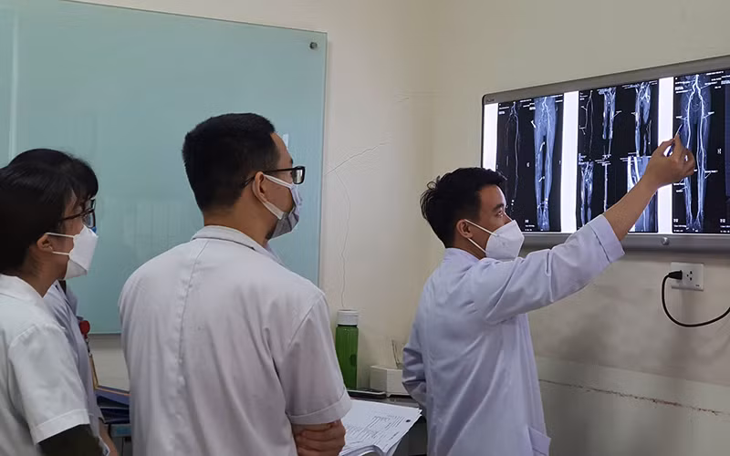 Các bác sĩ hội chẩn trước khi tiến hành ca phẫu thuật.