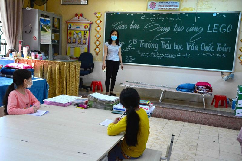 Nam Định chỉ đạo các ngành giáo dục và y tế bảo đảm thực hiện nghiêm các biện pháp phòng dịch khi trẻ trở lại trường, chưa tổ chức ăn bán trú. Nam Định cho học sinh lớp 1 đến lớp 6 trở lại trường từ 4/4 -0