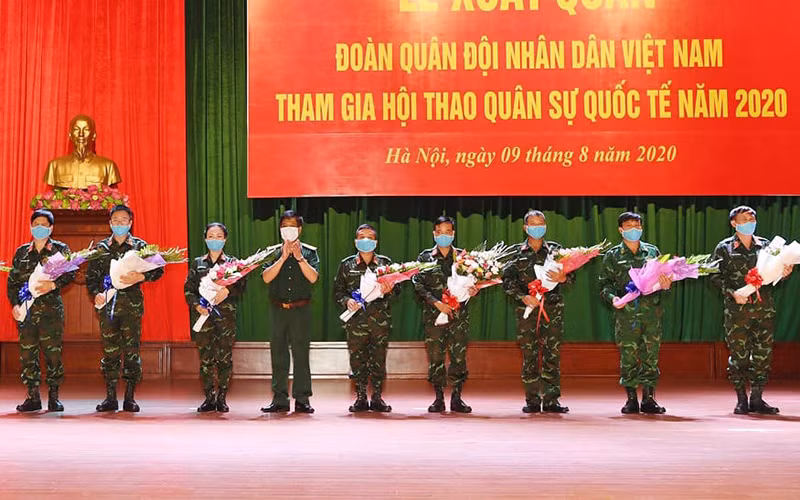 Trung tướng Nguyễn Văn Nghĩa tặng hoa cho các đội tuyển QĐND Việt Nam tham dự Army Games 2020. Ảnh: TRỌNG HẢI/ Báo Quân đội nhân dân.