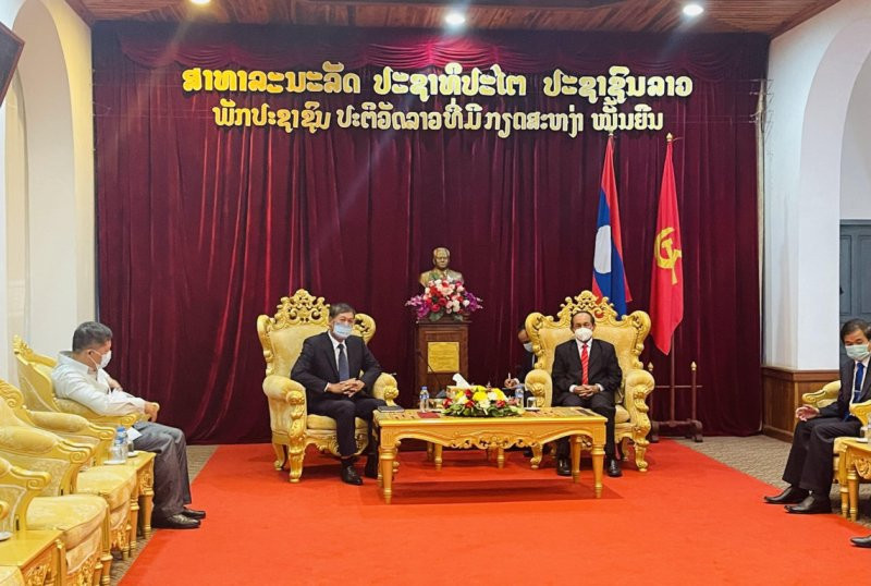 Bí thư, Tỉnh trưởng Khamkhanh Chanthavisouk (phải) gửi lời cảm ơn sâu sắc tới Đảng bộ, chính quyền và nhân dân Thủ đô Hà Nội, ngày 5/10. Thủ đô Hà Nội hỗ trợ các tỉnh bắc Lào phòng, chống Covid-19 -0