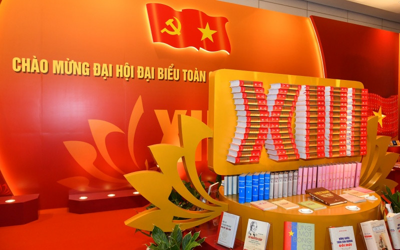Lấy cảm hứng tạo dựng một vườn sen bằng sách để chào mừng Đại hội, không gian trưng bày bao gồm các kệ sách được cách điệu thành các đóa sen với một đóa sen lớn ở trung tâm thể hiện hình ảnh Đại hội XIII bằng sách và 10 kệ sách là 10 đóa sen nhỏ chia đều ở hai bên. 7_4190-1611315222089.jpg