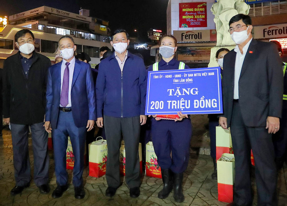 Lãnh đạo Tỉnh ủy, Hội đồng nhân dân, Ủy ban nhân dân, Ủy ban Mặt trận Tổ quốc Việt Nam tỉnh Lâm Đồng tặng quà Tết cho công nhân Công ty Cổ phần Dịch vụ đô thị Đà Lạt. Đồng chí Trương Thị Mai trao quà Tết tặng người lao động đêm giao thừa tại Đà Lạt -0