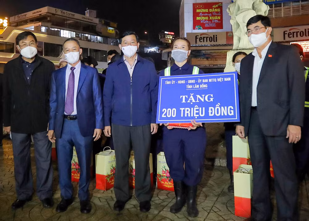 Đồng chí Trương Thị Mai trao quà Tết tặng người lao động đêm giao thừa tại Đà Lạt -0