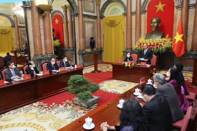 Tại Phủ Chủ tịch, Chủ tịch nước Nguyễn Xuân Phúc gặp mặt thân mật Đoàn đại biểu Trung ương Hội Người cao tuổi Việt Nam. (Ảnh: TTXVN) Chủ tịch nước: Người cao tuổi là trụ cột của gia đình và xã hội -0