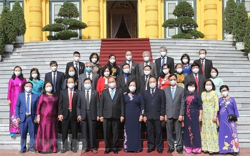 Chủ tịch nước Nguyễn Xuân Phúc và Đoàn đại biểu Trung ương Hội Người cao tuổi Việt Nam. (Ảnh: TTXVN)