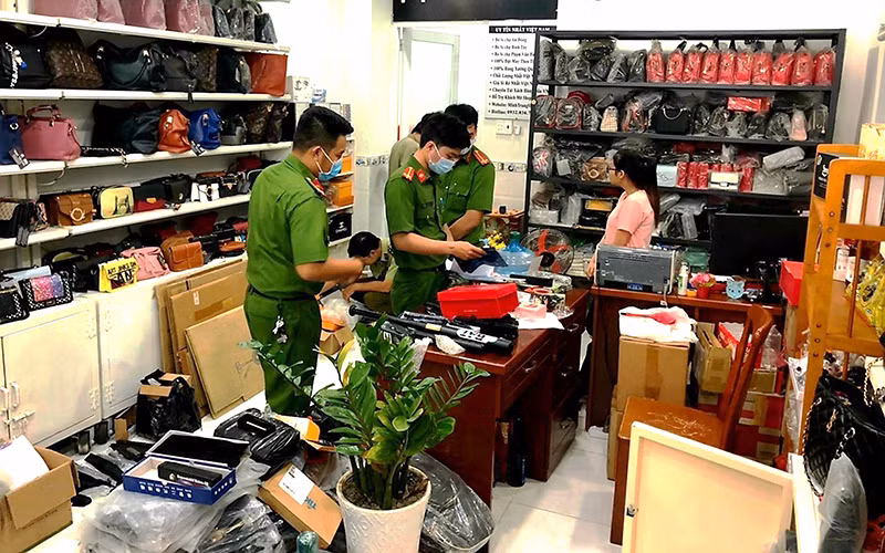 Cục Quản lý thị trường TP Hồ Chí Minh phối hợp Công an phường Tân Kiểng (quận 7) kiểm tra kho hàng lậu núp bóng cửa hàng kinh doanh túi xách tại số nhà 50, đường Phan Huy Thực. Ảnh TTXVN