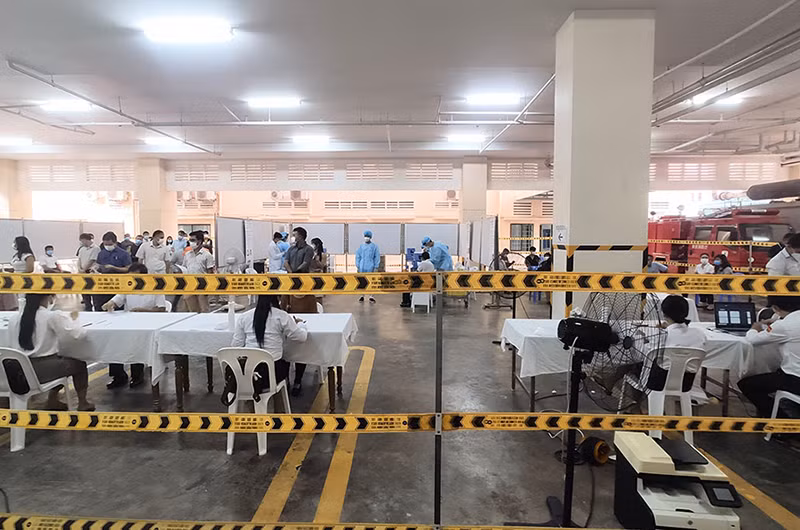 Tiêm vaccine ngừa Covid-19 tại Bệnh viện Calmette, Phnom Penh.