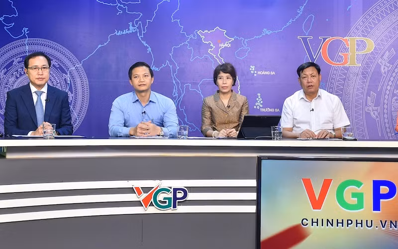 Tham dự Tọa đàm có đại diện lãnh đạo Bộ Y tế, Bộ Kế hoạch và Đầu tư, tỉnh Bắc Ninh, Đồng Nai và Tổ hợp Samsung Việt Nam, Nestlé Việt Nam. (Ảnh VGP/Nhật Bắc)