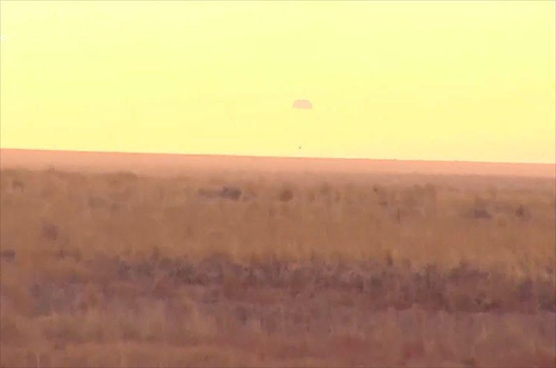 Từ Trạm vũ trụ quốc tế, tàu vũ trụ Soyuz MS-16 của Nga chở theo ba phi hành gia hạ cánh trên thảo nguyên của Kazakhstan vào 8 giờ 54 phút sáng theo giờ Kazakhstan. Ảnh: NASA TV. Ba phi hành gia trở về từ không gian trước cột mốc 20 năm trạm vũ trụ -0