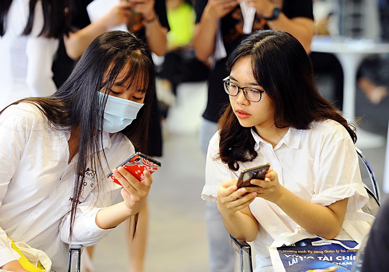 Các bạn trẻ đăng ký trực tuyến tham gia chương trình tại lễ khai mạc. Sinh viên trau dồi kỹ năng khởi nghiệp cùng