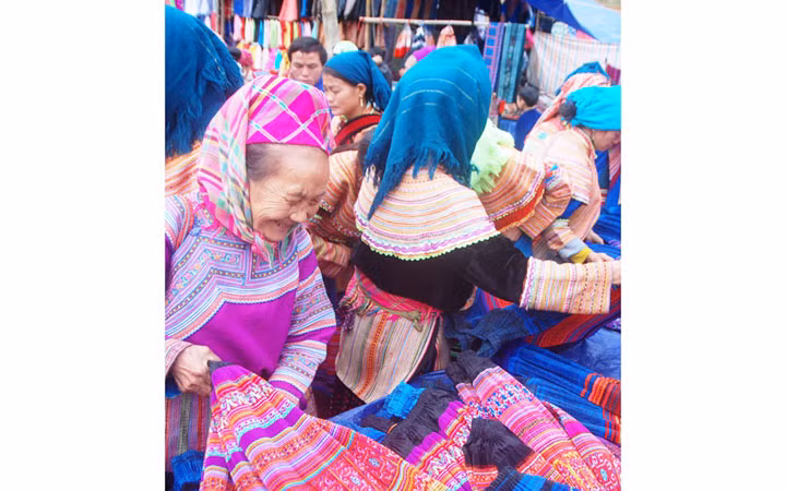 Bán thổ cẩm ở chợ Si Ma Cai. Ảnh: TUẤN LỢI