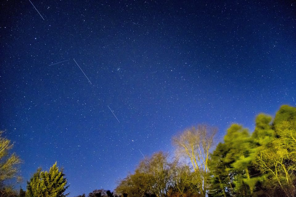 Vệ tinh SpaceX Starlink 5 được chụp trên bầu trời từ Svendborg ở Nam Funen, Đan Mạch ngày 21/4/2020. Ảnh: REUTERS