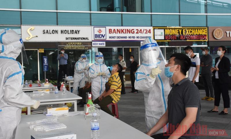 Xét nghiệm cho hơn 2.000 nhân viên Cảng hàng không quốc tế Đà Nẵng sáng nay, 11-5. (Ảnh: ANH ĐÀO)