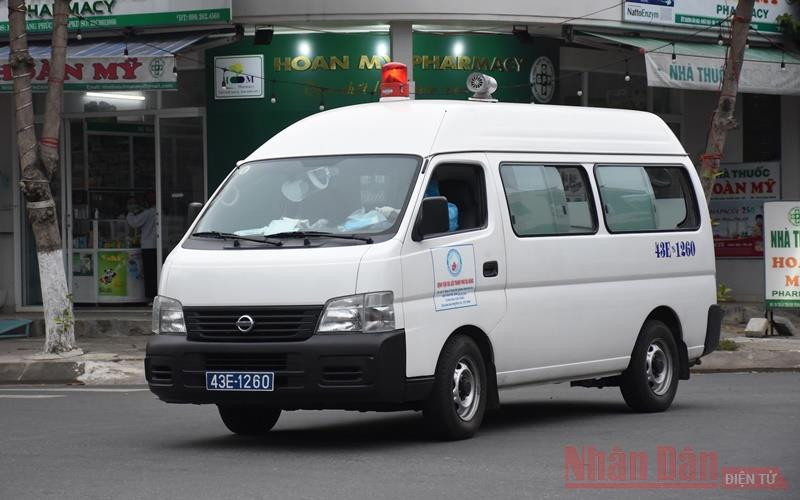 Xe cứu thương đưa các trường hợp tiếp xúc, liên quan tới BN N.T.N đến nơi cách ly tập trung, chiều tối 11-5. (Ảnh: ANH ĐÀO) Đà Nẵng ghi nhận thêm bốn ca nghi mắc Covid-19, một ca chưa rõ nguồn lây, di chuyển dày đặc -0