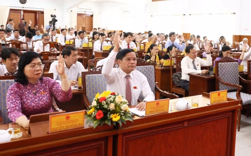 Các đại biểu biểu quyết thông qua 30 nghị quyết quan trọng tại kỳ họp.