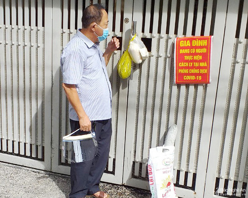 Cán bộ xóm Phúc Lộc, xã Hưng Lộc (TP Vinh) đến tận nhà có người thực hiện cách ly hỗ trợ nhu yếu phẩm. Sớm tiêm vaccine cho các thành viên tổ Covid cộng đồng -0