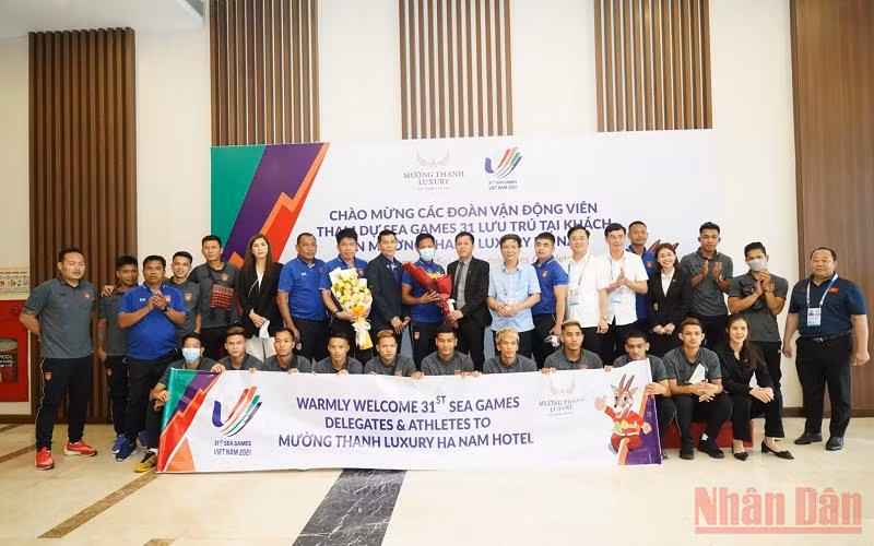 Lãnh đạo Sở Văn hóa, Thể thao và Du lịch tỉnh Hà Nam tặng hoa chào mừng đội tuyển Futsal nam Myanmar.