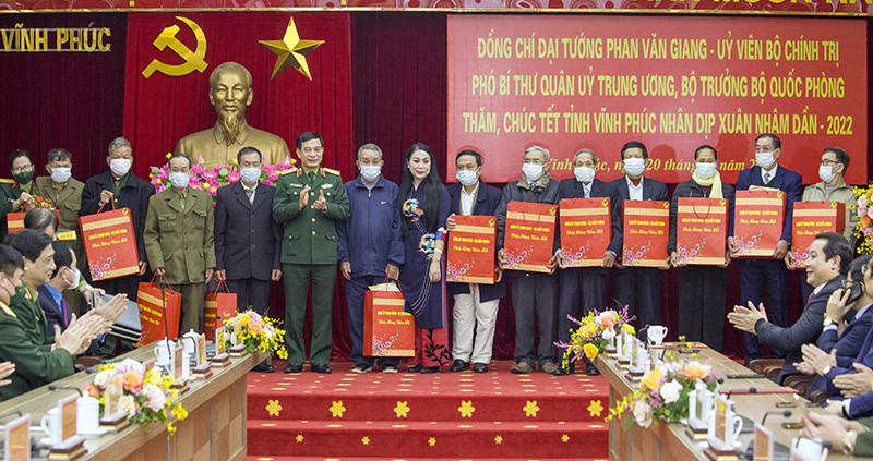 Bộ trưởng Quốc phòng Phan Văn Giang và Bí thư Tỉnh ủy Hoàng Thị Thúy Lan tặng quà cho người có công. Bộ trưởng Quốc phòng Phan Văn Giang thăm, chúc Tết tại tỉnh Vĩnh Phúc -0