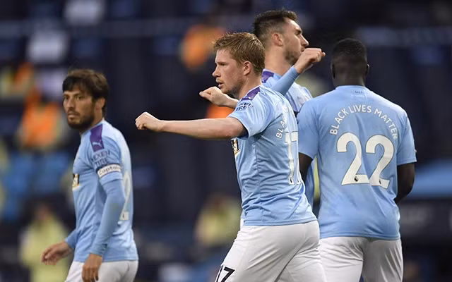 Các cầu thủ Man City dễ dàng thắng Arsenal 3-0.