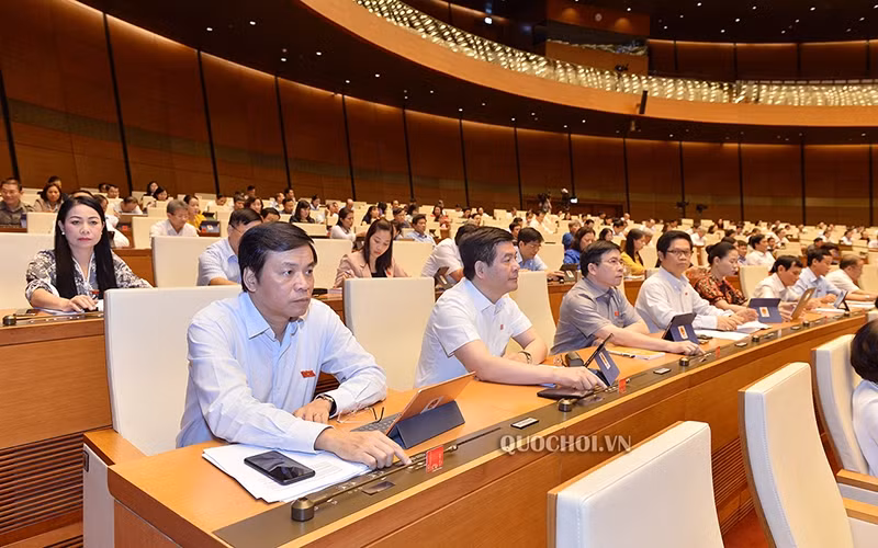 Đại biểu Quốc hội bấm nút thông qua luật, sáng 18-6. Ảnh: Quochoi.vn