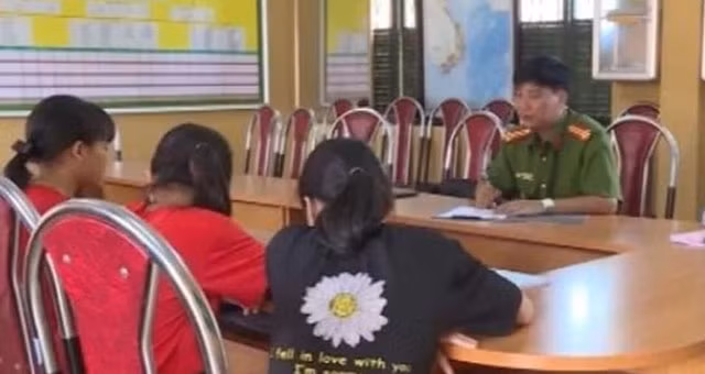 Ba học sinh Trường phổ thông dân tộc nội trú làm việc với Công an huyện Thanh Sơn.