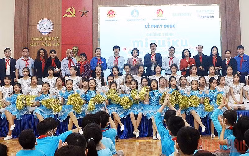 Các đại biểu cùng thiếu nhi tại buổi lễ phát động chương trình.