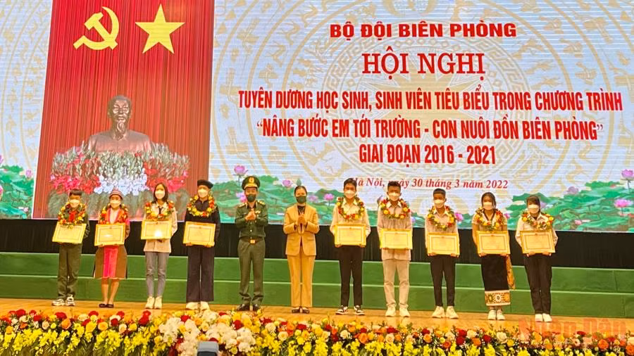 Trao thưởng cho 19 học sinh, sinh viên tiêu biểu trong Chương trình “Nâng bước em tới trường - Con nuôi đồn biên phòng” tại điểm cầu Bộ Tư lệnh Bộ đội biên phòng.
