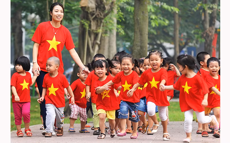 Dành tình cảm, sự quan tâm chăm sóc cho trẻ em là cách tốt nhất để phòng, chống bạo lực trẻ em. (Ảnh NGUYỄN ĐĂNG)