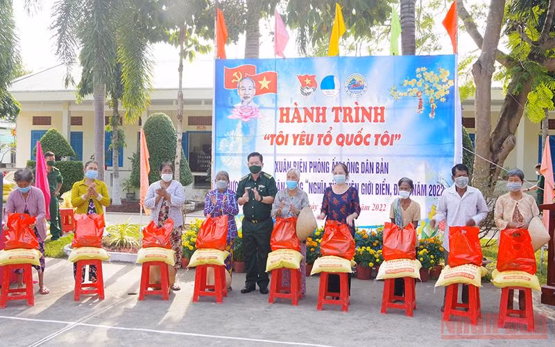 Tặng quà cho người nghèo khu vực biên giới biển huyện Trần Đề.