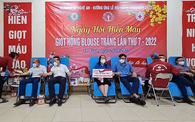Lãnh đạo ngành y tế Nghệ An, các y, bác sĩ, các tình nguyện viên tham gia hiến máu.