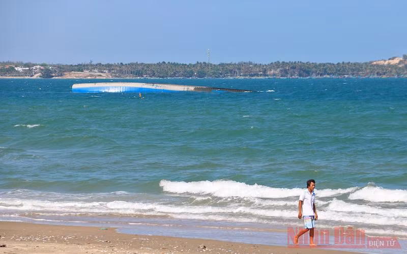 Tàu Bạch Đằng chở 1.500 tấn tro bay bị chìm tại vùng biển Mũi Né chỉ cách bờ khoảng 300 m.