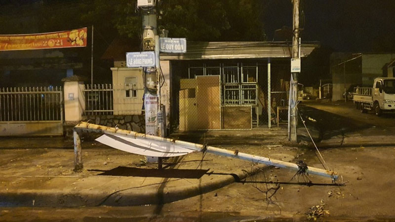 Một trụ sắt gãy ngang ngay ngã tư đường Lê Hồng Phong - Lê Quý Đôn. Mưa kèm gió mạnh làm đổ, gãy nhiều cây xanh tại TP Kon Tum -0