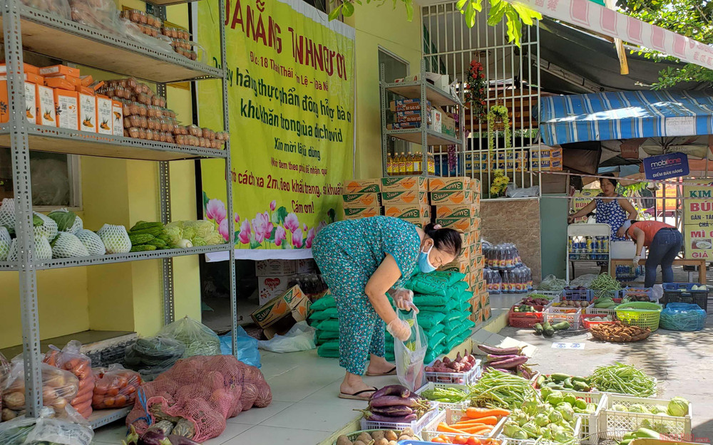 Có đủ rau, củ, quả tươi cho mọi người lựa chọn. Quầy hàng 0 đồng - tình người giữa mùa dịch -0