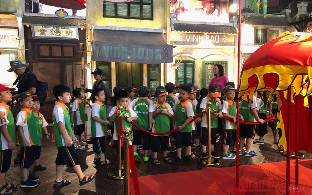 Học sinh trường tiểu học Ngôi sao Hà Nội tham quan khu vực trưng bày Trung thu tại Hoàng thành Thăng Long năm 2019. Vui Tết Trung thu “Lung linh trăng rằm” tại Hoàng thành Thăng Long -0