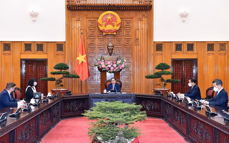 Thủ tướng Chính phủ Phạm Minh Chính tiếp Đại sứ Romania. (Ảnh: NHẬT BẮC)