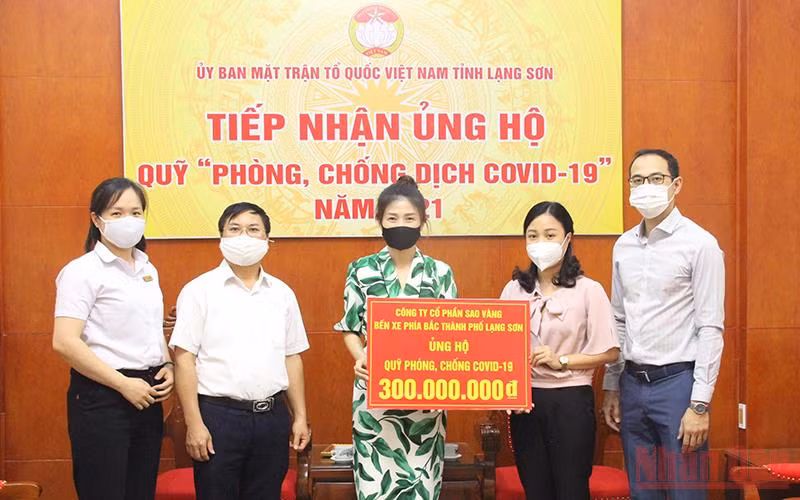 Đại diện lãnh đạo Ủy ban MTTQ tỉnh Lạng Sơn tiếp nhận, ủng hộ từ các doanh nghiệp, nhà hảo tâm vào Quỹ Phòng, chống dịch Covid-19.