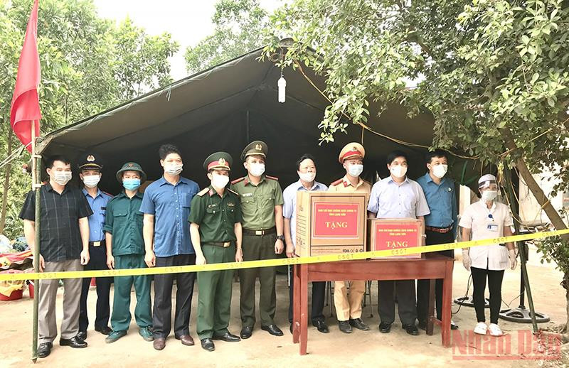 Đại diện lãnh đạo Ủy ban MTTQ Việt Nam tỉnh Lạng Sơn trao tặng, hỗ trợ tiền, hiện vật cho các lực lượng phòng, chống dịch Covid-19, tại chốt kiểm dịch của huyện Đình Lập. Lạng Sơn ủng hộ 22,7 tỷ đồng quỹ “Phòng, phòng chống dịch Covid-19” -0