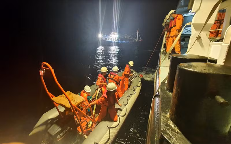 Thuyền viên được đưa về bờ an toàn.