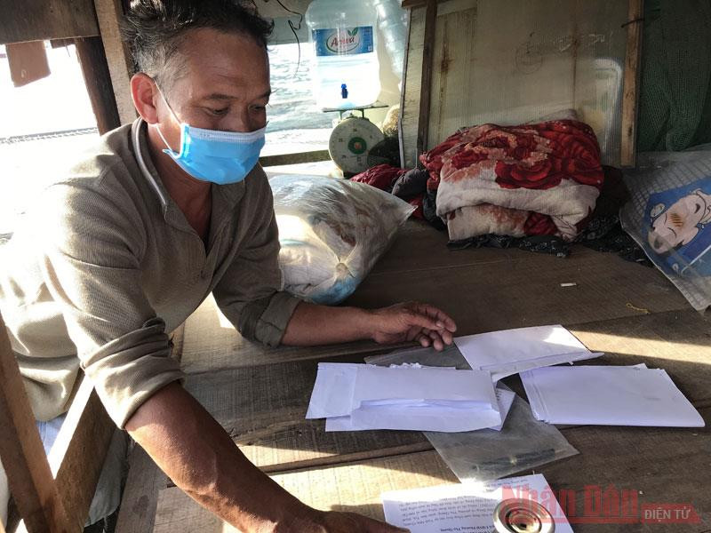 Ngư dân Huỳnh Cu đại diện nhiều hộ dân gửi đơn cầu cứu các ngành chức năng. Một ngày trên vịnh Mân Quang -0