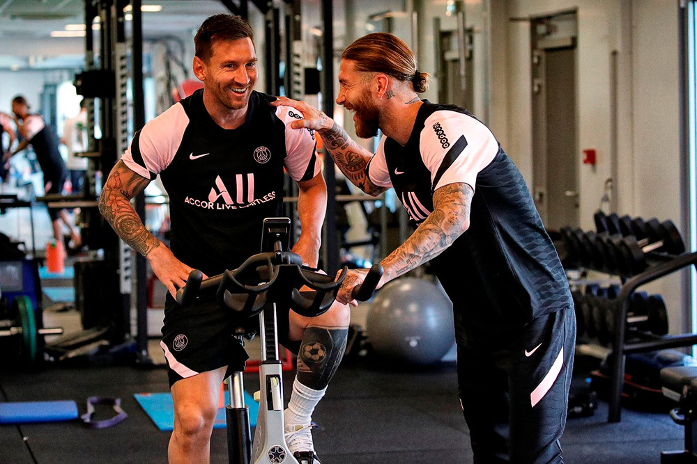 Messi cùng Ramos trò chuyện vui vẻ khi đang khởi động. Sau 16 năm đối đầu nhau dưới màu áo Barca và Real, cả hai đều gia nhập PSG từ mùa hè năm nay. Buổi tập đầu tiên của Messi tại PSG -0
